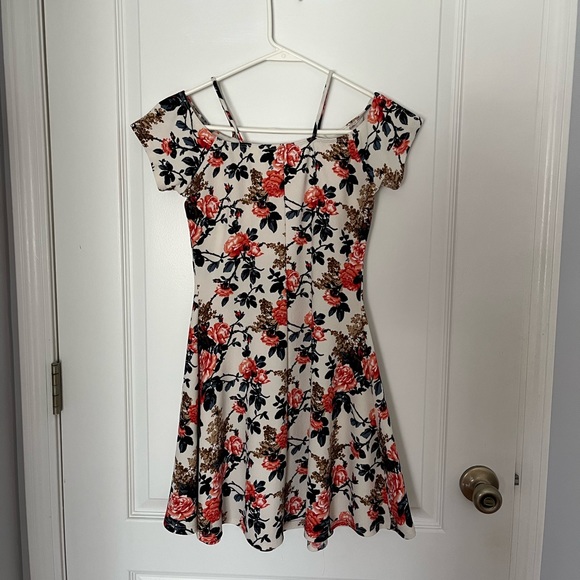 🚨SOLD🚨Floral Dress - Picture 2 of 3
